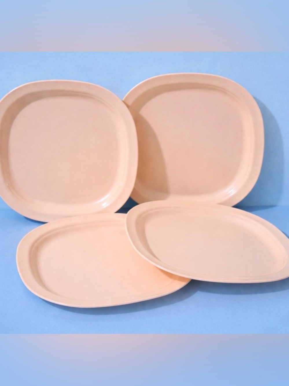 Tupperware lunch plates (8) & dinner